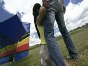 兩個亞洲嫩妹在田野裡吹簫