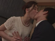 巨乳後媽脫光衣服肉體橫陳送給心肝寶貝插 愛弓涼