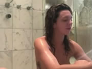 洋妞在淋浴間裡手淫濕漉漉的穴