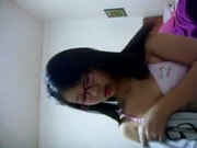 清純眼鏡嫩妹拔下內褲小穴超嫩